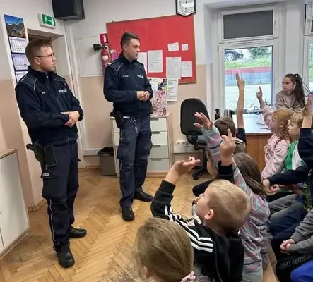Policjanci z Lwówka Śląskiego uczyli dzieci bezpieczeństwa na drodze