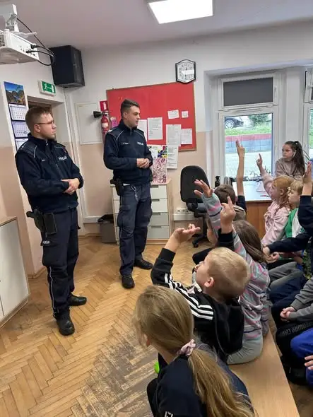 Policjanci z Lwówka Śląskiego uczyli dzieci bezpieczeństwa na drodze