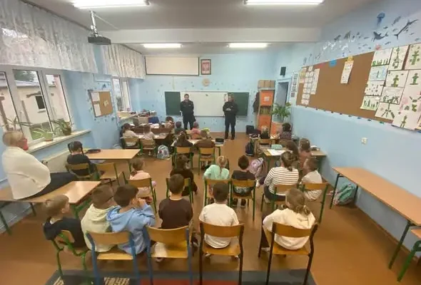 Pierwszaki z wizytą u policjantów – lekcja o bezpiecznej drodze do szkoły