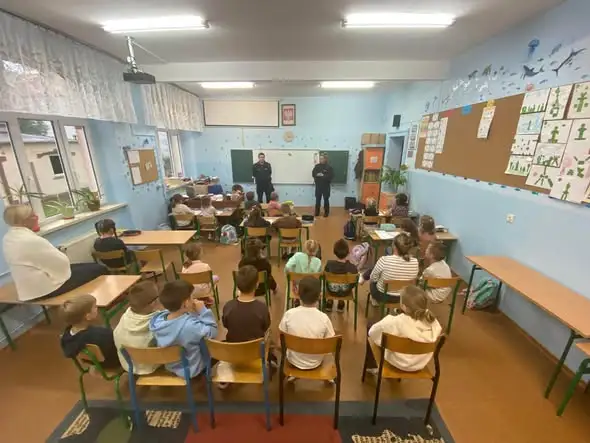Pierwszaki z wizytą u policjantów – lekcja o bezpiecznej drodze do szkoły