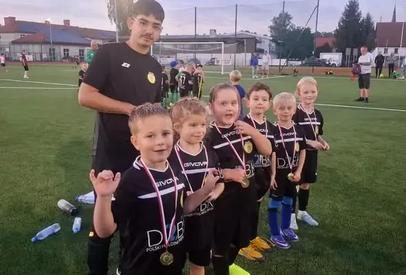 Turniej skrzatów w Olszynie: młodzi piłkarze LKS Czarni Lwówek Śląski pokazali charakter