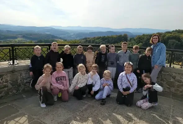 Pierwszaki ze Szkoły Podstawowej nr 2 w Lwówku Śląskim na wycieczce w Zamku Lenno