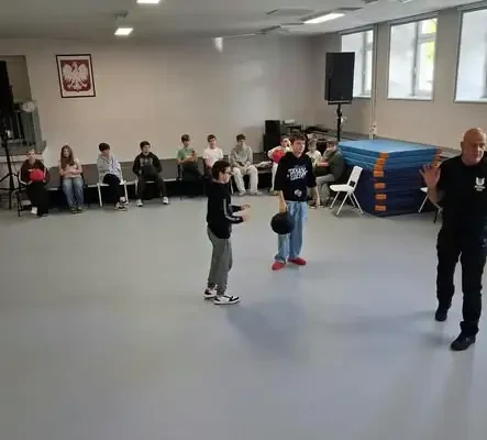 Krav Maga w szkole: uczniowie z Jeleniej Góry uczą się samoobrony