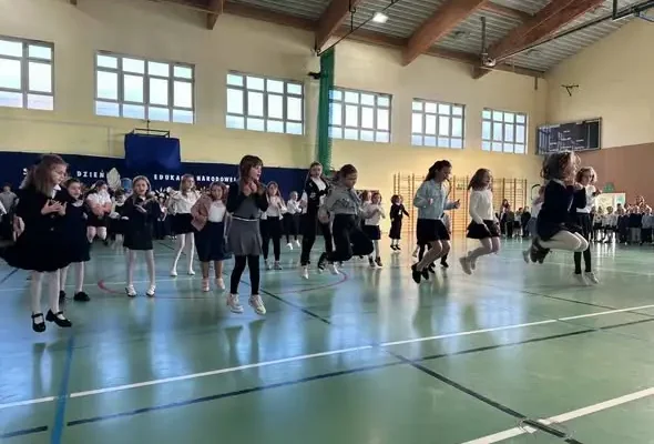 Dzień Edukacji Narodowej w SP2 Lwówek Śląski – apel pełen humoru i talentów