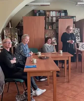 Noc Bibliotek w Mirsku: seniorzy spotkali się z Danutą Sadownik