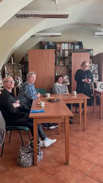Noc Bibliotek w Mirsku: seniorzy spotkali się z Danutą Sadownik