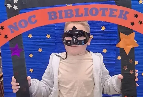 Noc Bibliotek w Mirsku: klasa 1a odkrywała magię książek