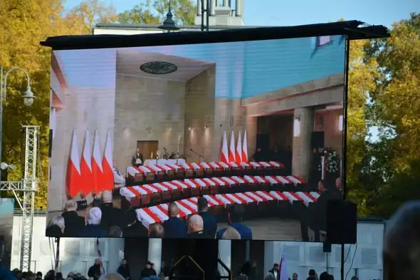 Wrocław: pogrzeb 49 ofiar komunizmu. Szkoła z Gryfowa oddała hołd bohaterom