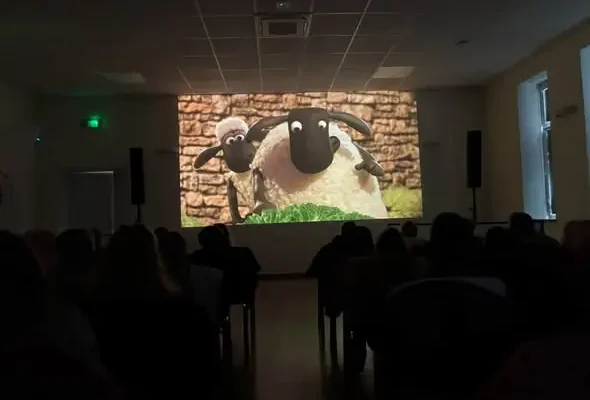 Przedszkolaki z Gryfowa Śląskiego na seansie „Baranek Shaun i kudłata bestia”