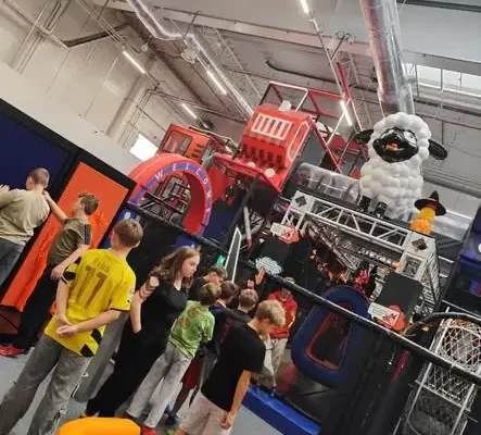 Klasy VI z wizytą w Jeleniej Górze – trampoliny, zakupy i wspólna zabawa