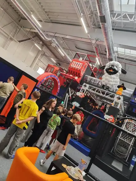 Klasy VI z wizytą w Jeleniej Górze – trampoliny, zakupy i wspólna zabawa